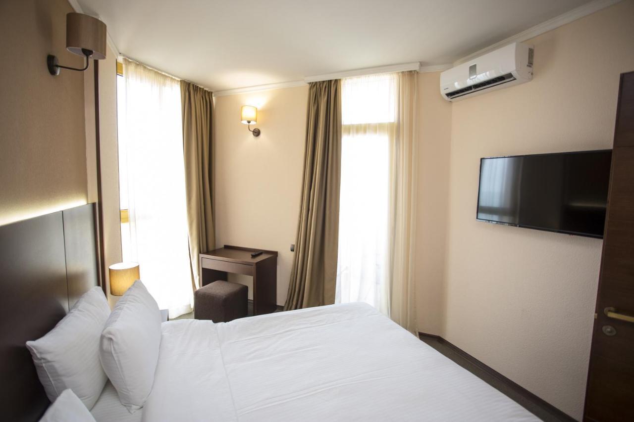 Hotel Corner Inn Batumi Exterior photo