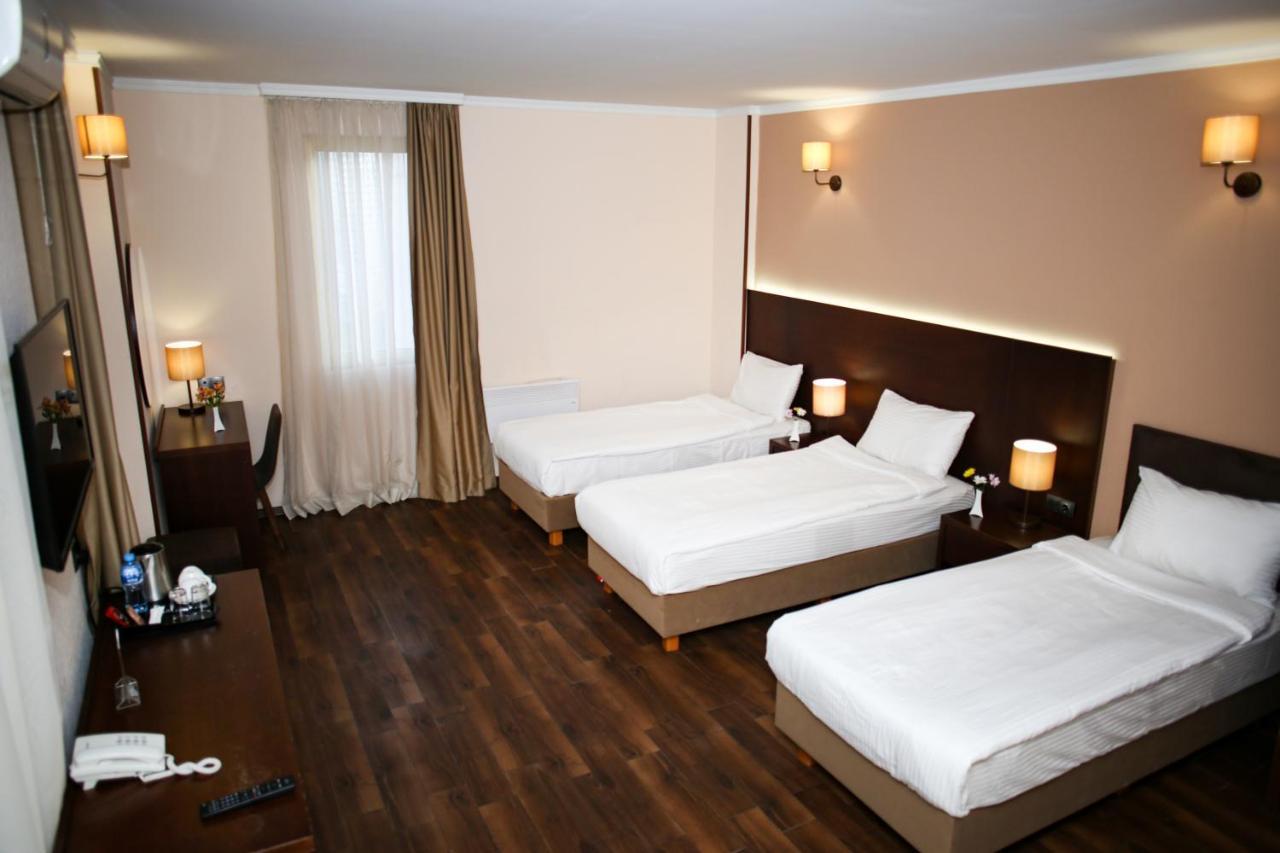 Hotel Corner Inn Batumi Exterior photo