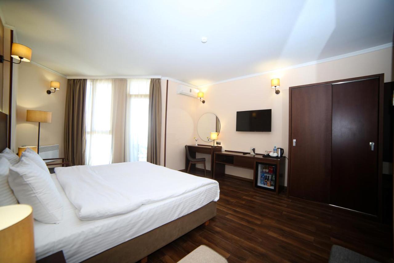 Hotel Corner Inn Batumi Exterior photo