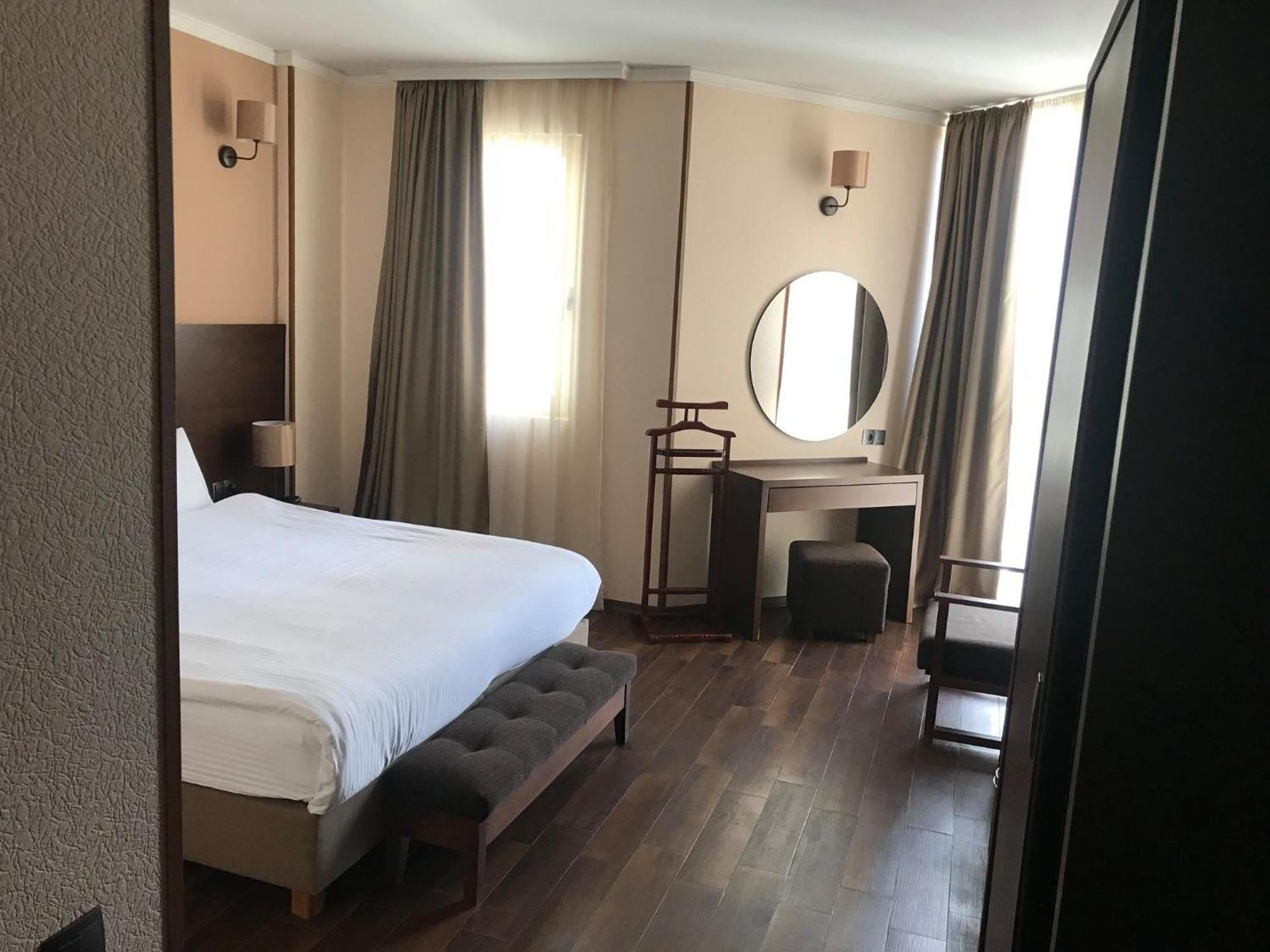 Hotel Corner Inn Batumi Exterior photo